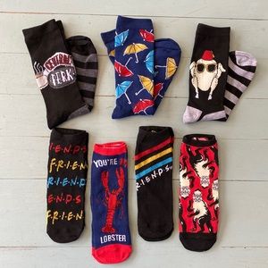 F.r.i.e.n.d.s socks (7 pair) woman’s size 8-12